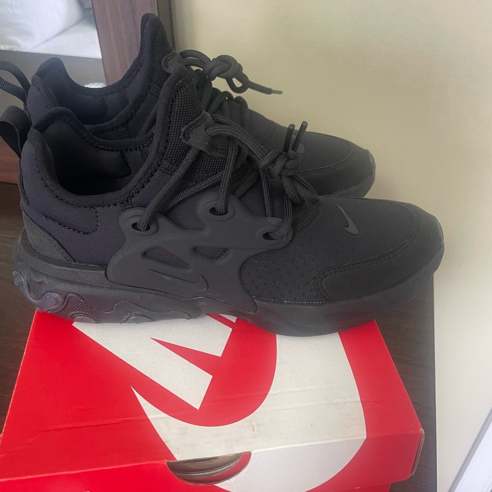 Nike React Presto
Triple Black (GS) size 6Y